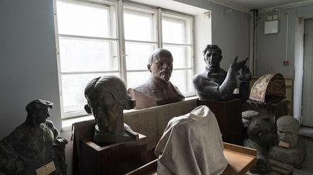 Büsten der sowjetischen Ikonographie werden im Andrey Sheptytsky National Museum in Lwiw gelagert.