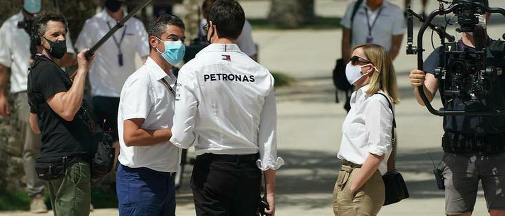 Viel Redebedarf. Toto Wolff im Gespräch mit dem geschassten Renndirektor Michael Masi.