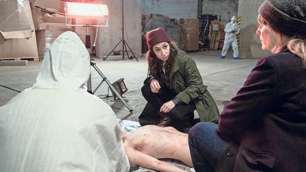 Erste Spuren. Kommissarin Tessa Ott (Carol Schule, links) und ihre Kollegin Isabelle Grandjean (Anna Pieri Zuercher) am Fundort der Leiche. 