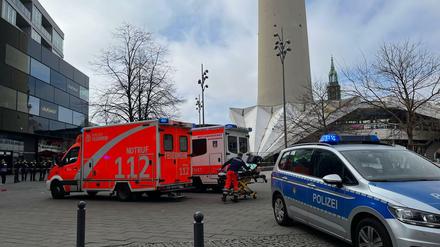 Rettungskräfte am Einsatzort unter dem Fernsehturm: Ein Mann hat sich dort selbst angezündet.