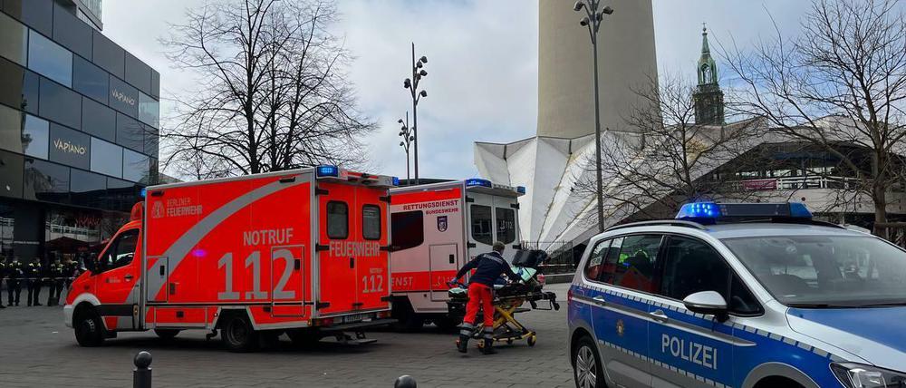 Rettungskräfte am Einsatzort unter dem Fernsehturm: Ein Mann hat sich dort selbst angezündet.