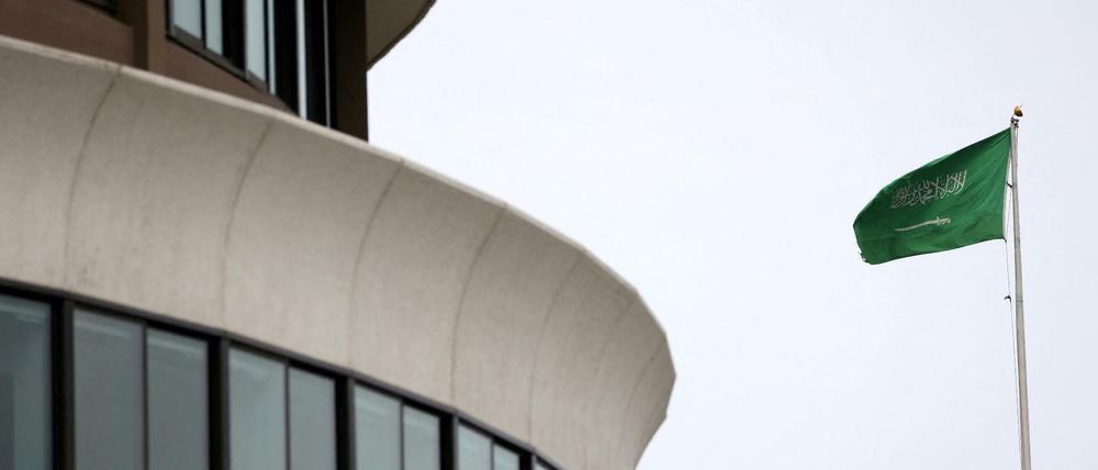 Die Flagge Saudi-Arabiens an der Botschaft in Washington (Symbolbild)