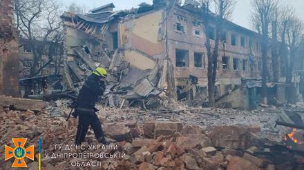 Rettungskräfte versuchen nach einem Luftangriff auf die Stadt Dnipro den Schaden einzuschätzen.