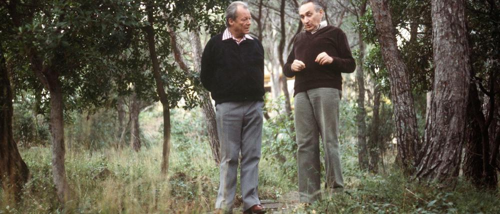 Ikonen der deutschen Nachkriegsgeschichte: Willy Brandt und der Vordenker seiner Ostpolitik Egon Bahr, hier bei einem Waldspaziergang 1979.