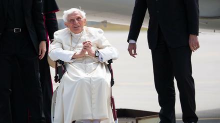 Der emeritierte Papst Benedikt XVI. ist heute 94 Jahre alt und war von 2005 bis 2013 Oberhaupt der römisch-katholischen Kirche.