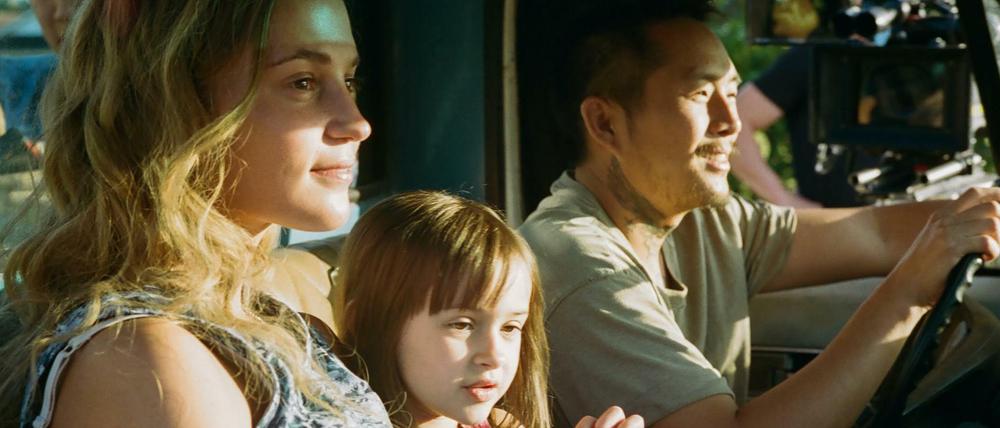 Alicia Vikander, Sydney Kowalske und Justin Chon in „Blue Bayou“.