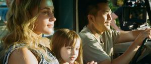 Alicia Vikander, Sydney Kowalske und Justin Chon in „Blue Bayou“.