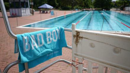 Ein Handtuch mit dem Aufdruck "Bad Boy" liegt auf dem Geländer des Sprungturms im Sommerbad Pankow.