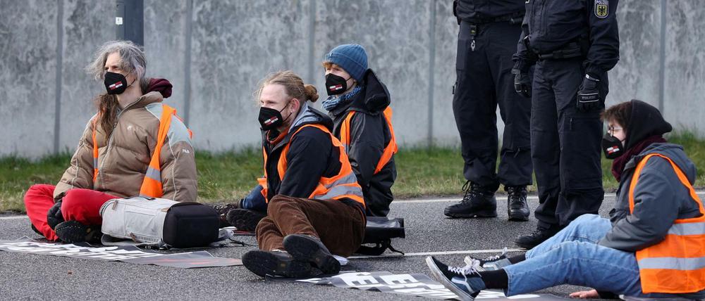 Ende Februar blockierten die Aktivist:innen der "Letzten Generation" unter anderem die Zufahrt zum Flughafen BER.