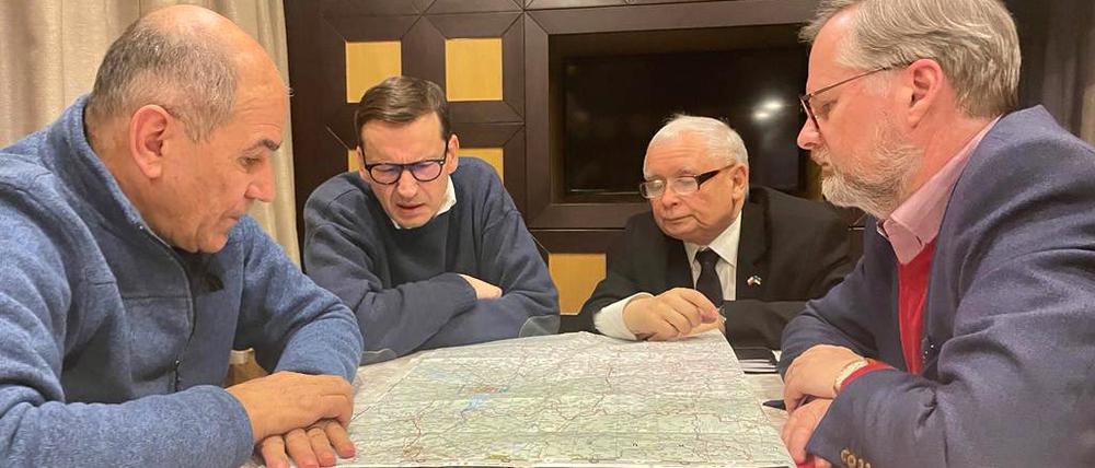 Morawiecki (2.v.l.), Ministerpräsident von Polen, mit seinem Vize Kaczynski (2.v.r.) sowie Tschechiens Ministerpräsident Fiala (r) und seinem slowenischen Amtskollegen Jansa (l).