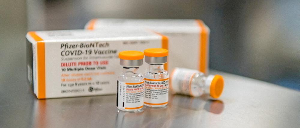 Zwei Kartons mit dem Impfstoff von Biontech/Pfizer