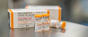 Zwei Kartons mit dem Impfstoff von Biontech/Pfizer
