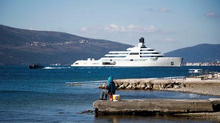 Die "Solaris" in der montegrinischen Bucht von Kotor nahe Tivat.