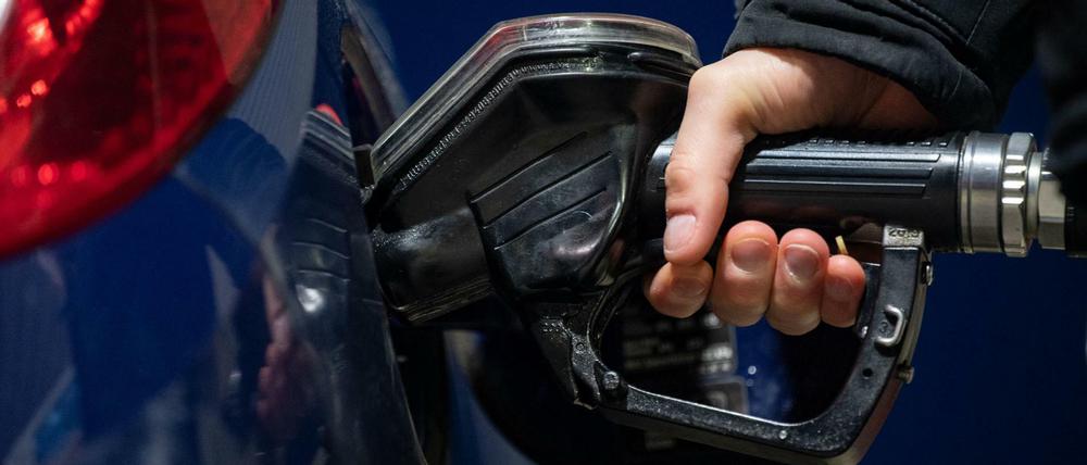 Ein Kunde einer freien Tankstelle füllt sein Auto mit Diesel-Kraftstoff.
