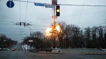 Raketen auf den Fernsehturm von Kiew: Die Kommunikations-Infrastruktur der Ukraine gehört zu den strategischen Zielen der Russen. 