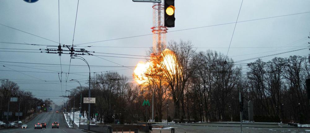 Raketen auf den Fernsehturm von Kiew: Die Kommunikations-Infrastruktur der Ukraine gehört zu den strategischen Zielen der Russen.