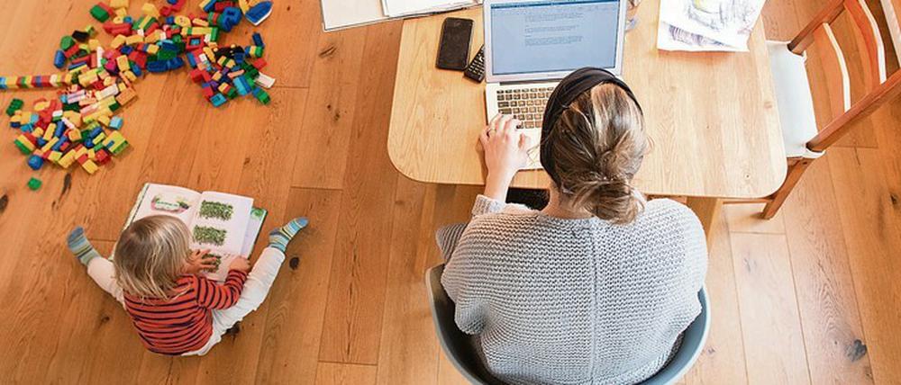 Personaler vermuten, dass nach Corona mehr Männer zurück in die Büros gehen und viele Frauen weiter von zu Hause arbeiten. 