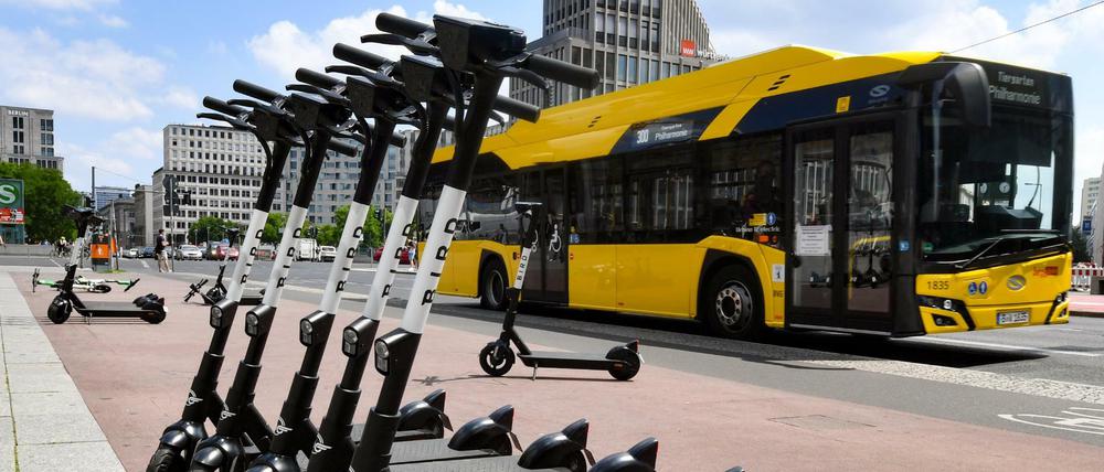 In Städten sind E-Tretroller bereits an jeder Straßenecke präsent.