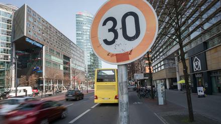 Die Regierende Bürgermeisterin will jeden Fall einzeln prüfen, sich spricht sich gegen einen Temp 30-"Blankocheck" aus. 