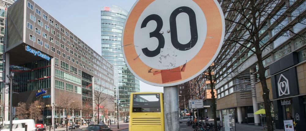 Die Regierende Bürgermeisterin will jeden Fall einzeln prüfen, sich spricht sich gegen einen Temp 30-"Blankocheck" aus. 