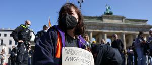 Eine Aktivistin der "Letzten Generation" am Freitag vor dem Brandenburger Tor.