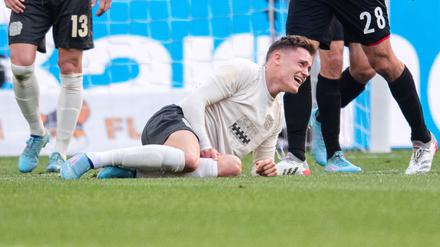 Nationalspieler Florian Wirtz verdrehte sich das Knie und wurde ins Krankenhaus gebracht.