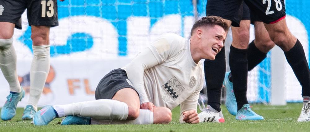 Nationalspieler Florian Wirtz verdrehte sich das Knie und wurde ins Krankenhaus gebracht.