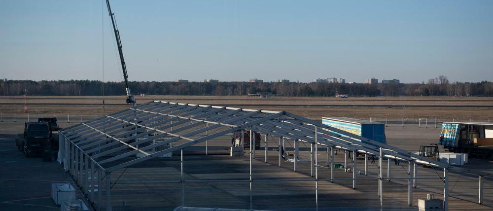 Das neue Ankunftszentrum in Tegel soll noch in dieser Woche eröffnet werden. Auf dem Gelände werden große Wärmezelte aufgebaut. 