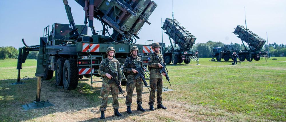Soldaten der Flugabwehrraketengruppe 21 der Luftwaffe der Bundeswehr üben den Aufbau einer Luftverteidigungsstellung.