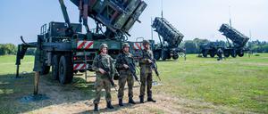 Soldaten der Flugabwehrraketengruppe 21 der Luftwaffe der Bundeswehr üben den Aufbau einer Luftverteidigungsstellung.