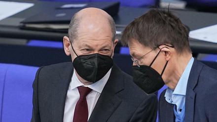 Bundeskanzler Olaf Scholz (SPD) und Gesundheitsminister Karl Lauterbach (SPD) nach der Debatte zum Infektionsschutzgesetz im Bundestag. 