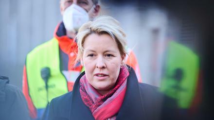 Berlins Regierende Bürgermeisterin Franziska Giffey beim Besuch des neuen Ankunftszentrums in der Messe vergangene Woche.