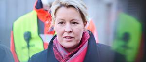 Berlins Regierende Bürgermeisterin Franziska Giffey beim Besuch des neuen Ankunftszentrums in der Messe vergangene Woche.