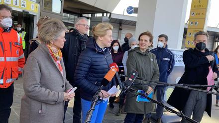Machten sich ein Bild von der neuen Notunterkunft: Franziska Giffey (vor den Mikrofonen), Katja Kipping (rechts daneben) und die DRK-Vorstandsvorsitzende Gudrun Sturm (links).