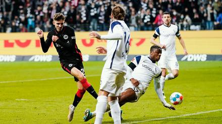 Frankfurts Jesper Lindström (links) bereitet das 2:1 von Daichi Kamada vor.