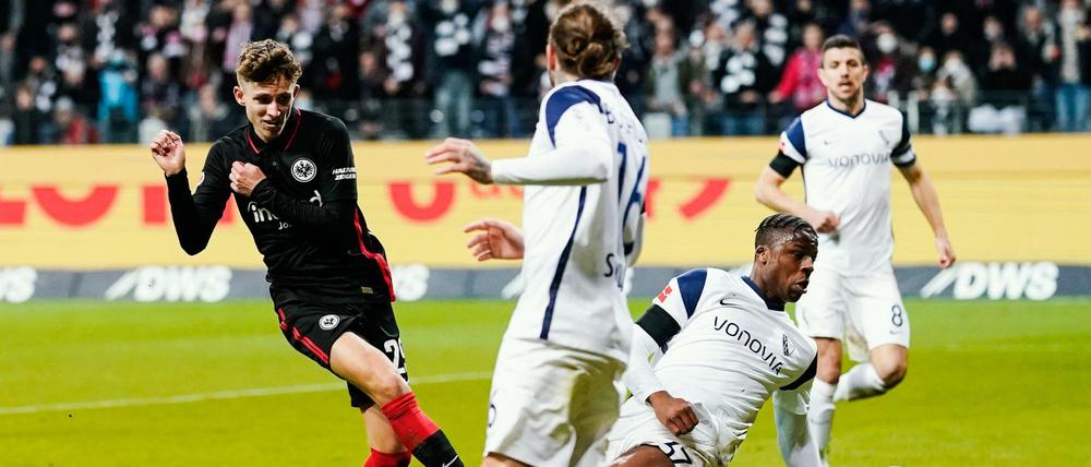 Frankfurts Jesper Lindström (links) bereitet das 2:1 von Daichi Kamada vor.