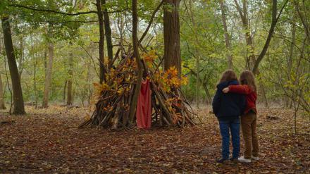 Begegnung im Wald. Joséphine Sanz als Nelly und Gabrielle Sanz als Marion, zwei gleichaltrige Mädchen - Tochter und Mutter. 