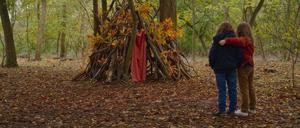 Begegnung im Wald. Joséphine Sanz als Nelly und Gabrielle Sanz als Marion, zwei gleichaltrige Mädchen - Tochter und Mutter. 