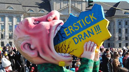 War Teil der Friedensdemo am Sonntag: Der Putin-Wagen vom Düsseldorfer Karneval.