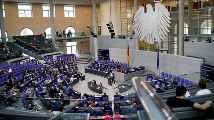 Im Plenarsaal wird erstmals über die Impfpflicht debattiert