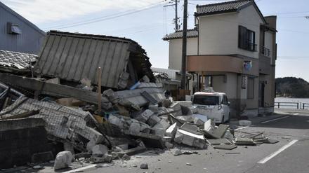Schäden nach dem schweren Erdbeben in der Region um Fukushima 