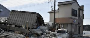 Schäden nach dem schweren Erdbeben in der Region um Fukushima 
