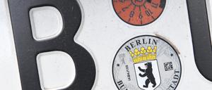 Auf einigen wenigen Berliner Autokennzeichen finden sich nach wie vor verfassungsfeindliche Codes, so der Senat.