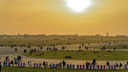 Sonnenuntergang mit leichter Saharastaubtrübung über dem Tempelhofer Feld im Februar 2021.