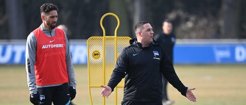 Mit breiter Brust. Mark Fotheringham (rechts) geht voller Zuversicht in sein erstes Spiel als Cheftrainer von Hertha BSC.