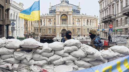Warten auf den russischen Angriff. Das Opernhaus der alten Kulturstadt Odessa im März 2022, hinter Sandsäcken. 