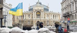 Warten auf den russischen Angriff. Das Opernhaus der alten Kulturstadt Odessa im März 2022, hinter Sandsäcken. 