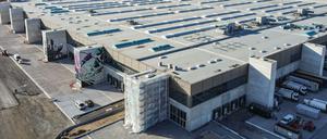 Gerade erst endgültig genehmigt, aber schon fast fertig gebaut: die neue Tesla-Fabrik im brandenburgischen Grünheide.