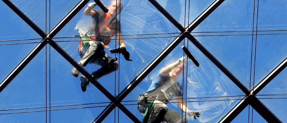 Wer im Auftrag des Landes Berlin arbeitet, soll künftig mindestens 13 Euro pro Stunde verdienen.