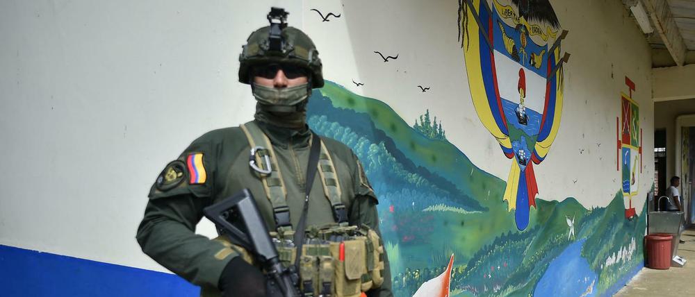 Ein schwerbewaffneter Polizist bewacht ein Wahllokal Kolumbien. (Symbolbild)